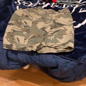 Camo cargo shorts (past knee) size 48 sz 48
